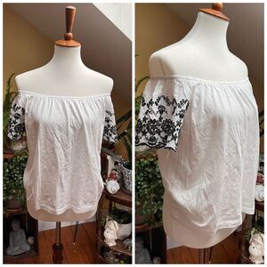 H&M Women Blouse XS White Off Shoulder Top Floral Black Embroidered Sleeve Small